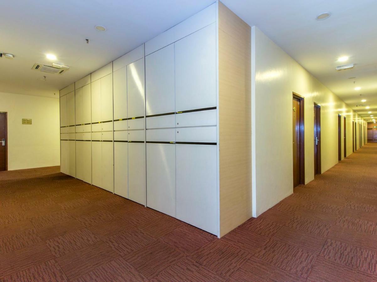 Oyo 776 Fame Hotel Σερεμπάν Εξωτερικό φωτογραφία