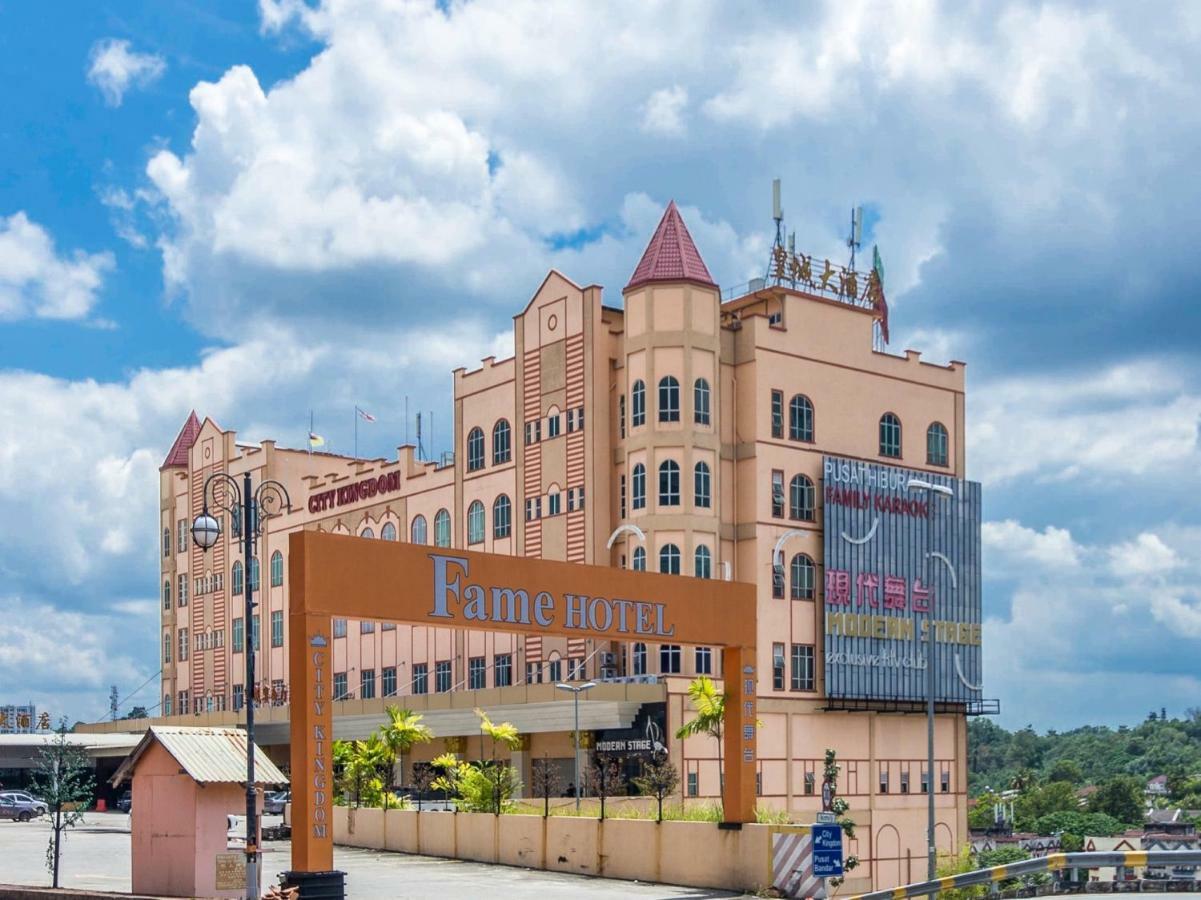 Oyo 776 Fame Hotel Σερεμπάν Εξωτερικό φωτογραφία