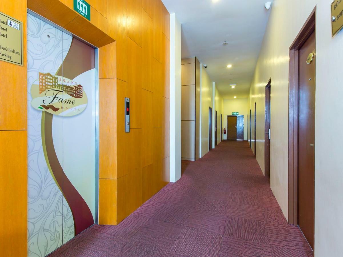 Oyo 776 Fame Hotel Σερεμπάν Εξωτερικό φωτογραφία