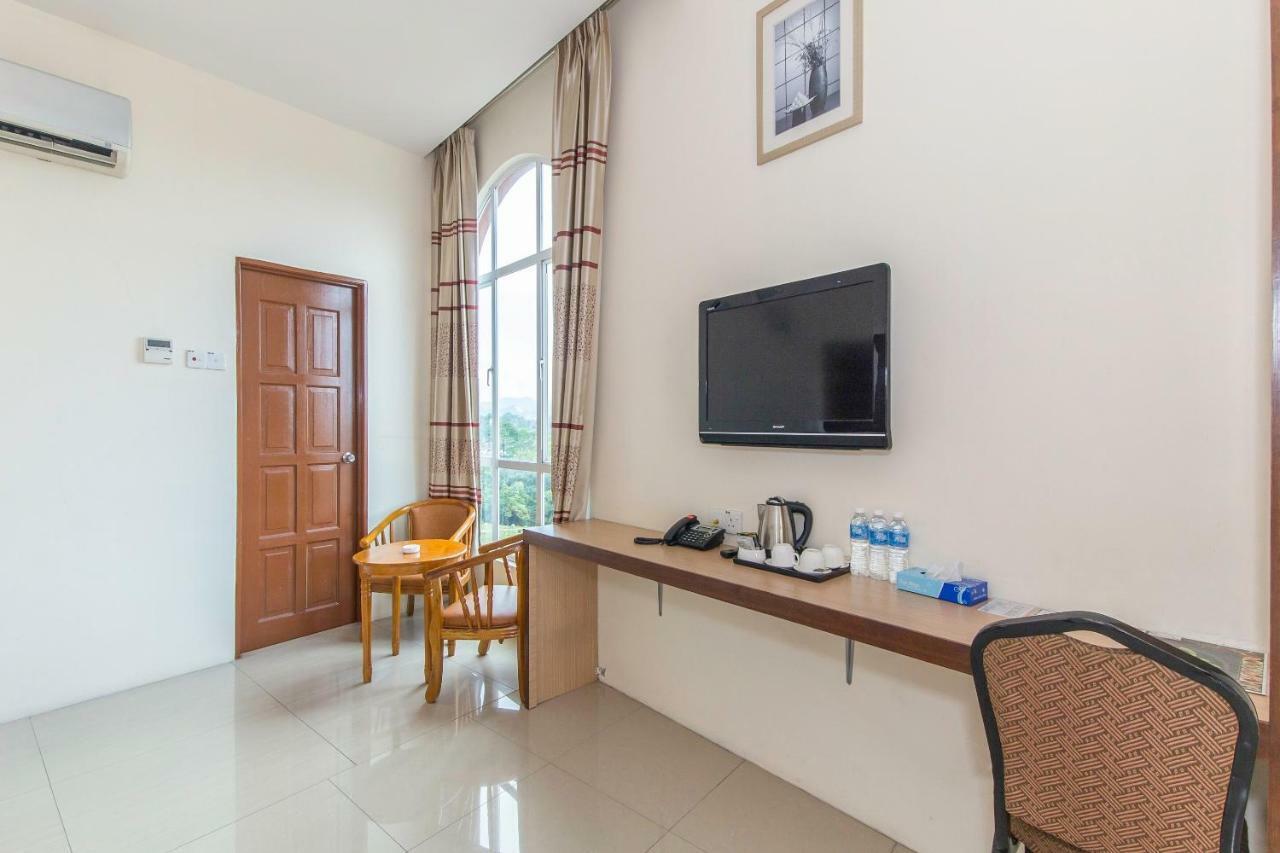 Oyo 776 Fame Hotel Σερεμπάν Εξωτερικό φωτογραφία