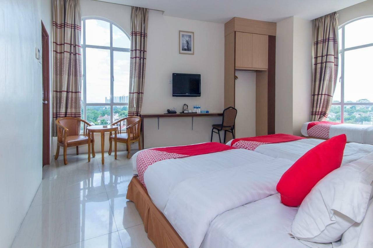 Oyo 776 Fame Hotel Σερεμπάν Εξωτερικό φωτογραφία